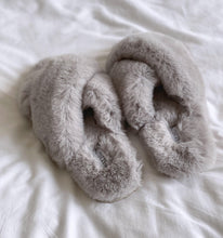 Load image into Gallery viewer, Grey Faux Fur Cross Slide Slippers
